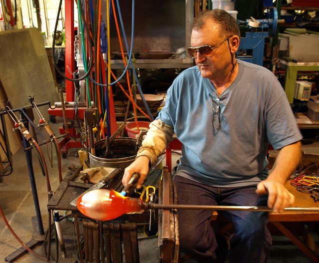 Renowned glass artist awarded Creative New Zealand Craft Object Fellowship